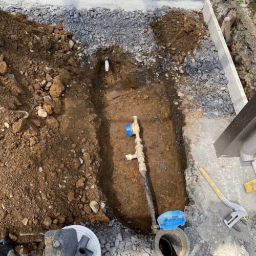 量水器の高さ調整となります。駐車場のコンクリートの打設準備に入ります。