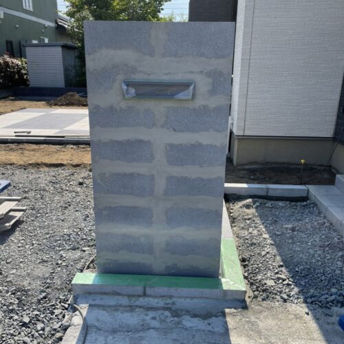 門柱下塗りです。