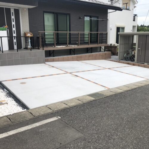 駐車場の土間コンクリートの養生完了です。