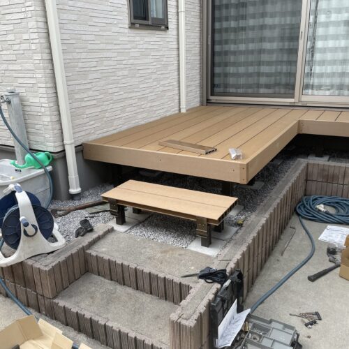 ウッドデッキの独立ステップの取り付け施工中の写真です。
