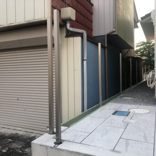 フェンスの取り付け作業となります。