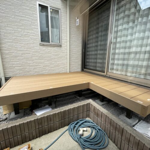 ウッドデッキの取り付け施工です。