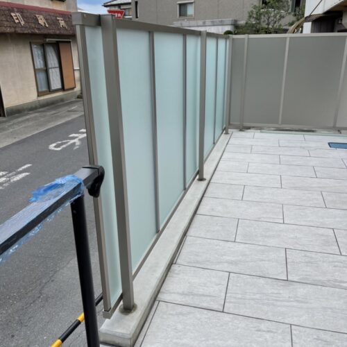 南側の目隠しフェンス及西側フェンスの取り付け作業となります。