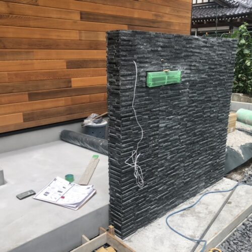 門袖のブロック積み作業となります。