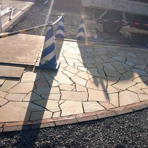 アプローチ天然石の張り付けです。