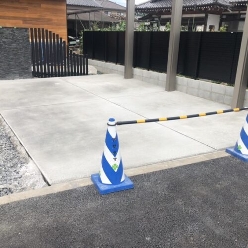 駐車場の土間コンクリートの養生となります。