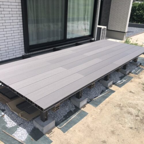 ウッドデッキの設置作業となります。