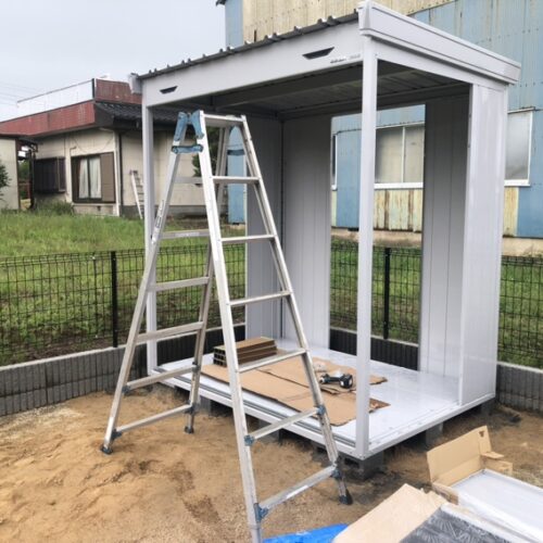 物置きの設置作業となります。