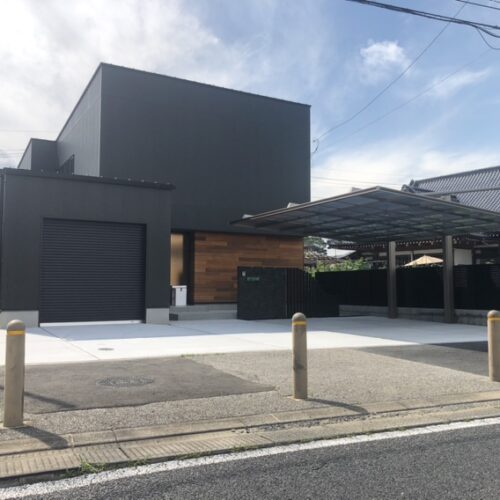 駐車場土間コンクリートの養生完了です。