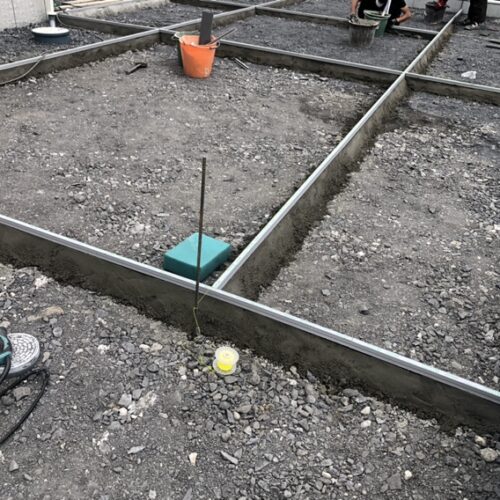 駐車場見切りのエキスパンタイの設置となります。