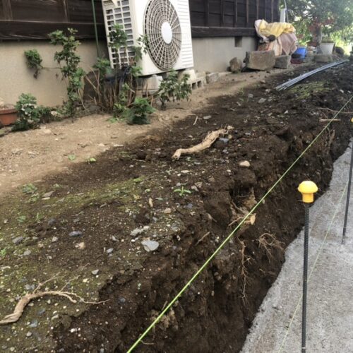 ブロックベースコンクリート打設後の養生となります。