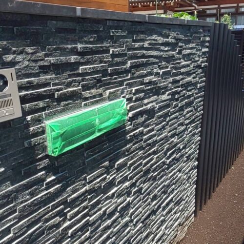 門袖の笠木及びポスト廻りへのコーキング入れとなります。