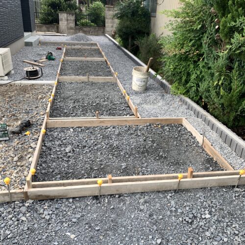 アプローチ土間コンクリートの型枠組作業です。