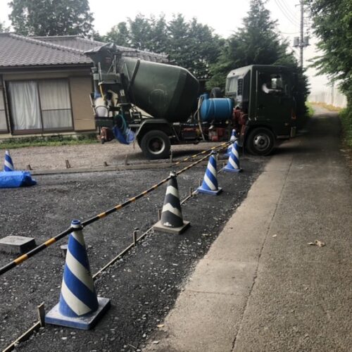 現場への道が狭く、駐車場のコンクリート打設前に生コン車の出入りが可能かの現地確認となります。