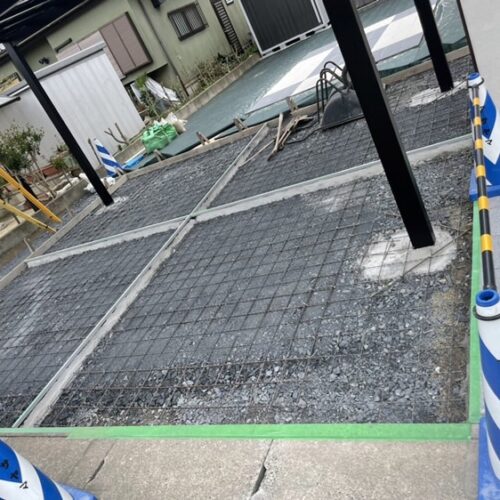 駐車場のメッシュ筋の敷き込み作業となります。明日はいよいよコンクリートの打設作業となります。