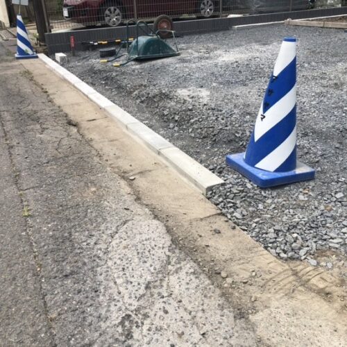 既存の縁石撤去後の新設コンクリート縁石の設置です。