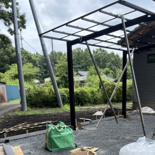 カーポートの組み立て作業です。