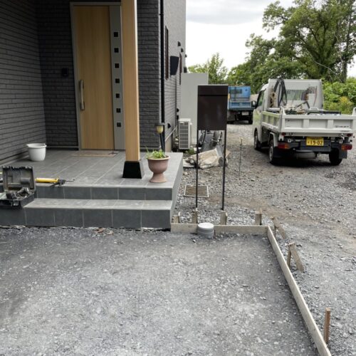 ポストの設置です。