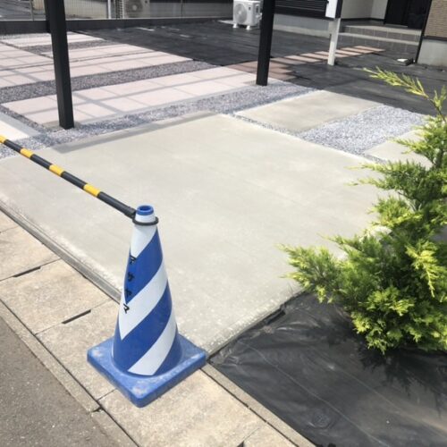 駐車場土間コンクリートの養生中となります。