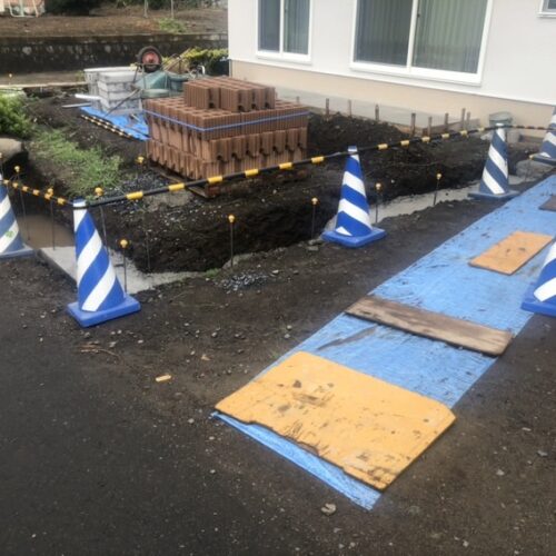 本日は雨模様のお天気となってしまいました。工事作業は休工となります。