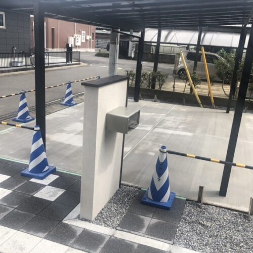 駐車場の土間コンクリートの養生中となります。