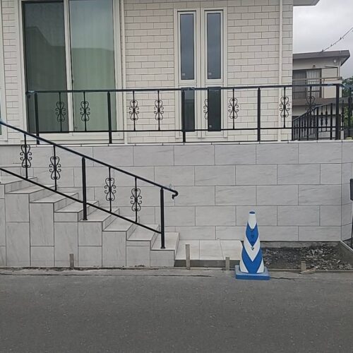 本日は雨の為に駐車場の土間コンクリート作業は中止となり手すりフェンスの取付けとなります。