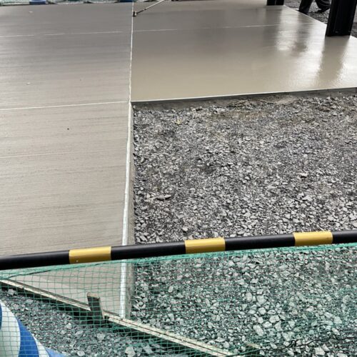 駐車場土間コンクリート打設です。