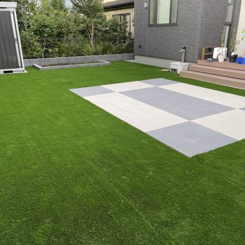 お庭の人工芝敷きです。