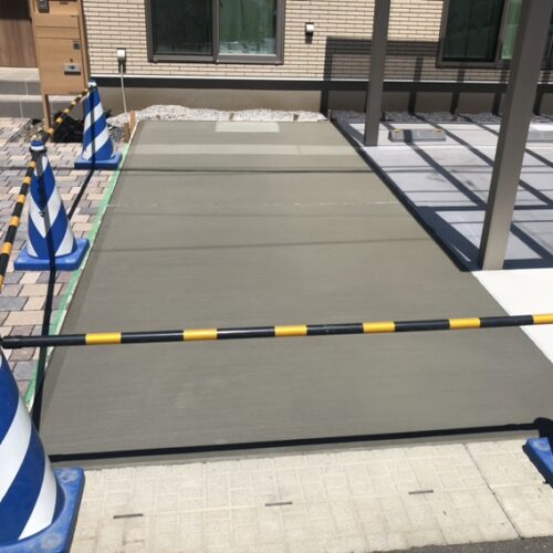 駐車場の土間コンクリートの打設作業となります。