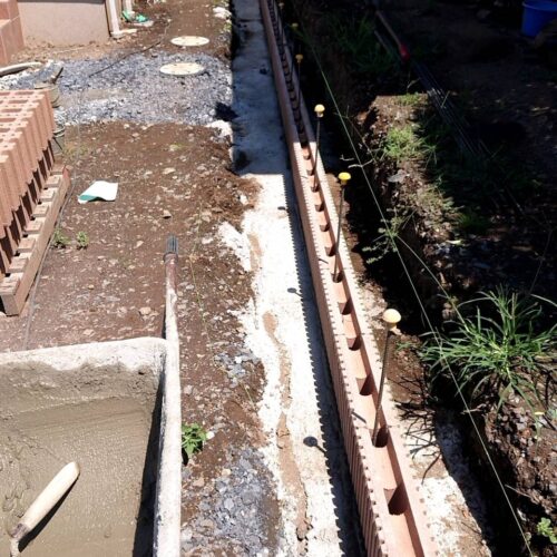 ブロック積みです。