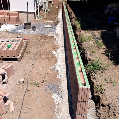 ブロック積みです。