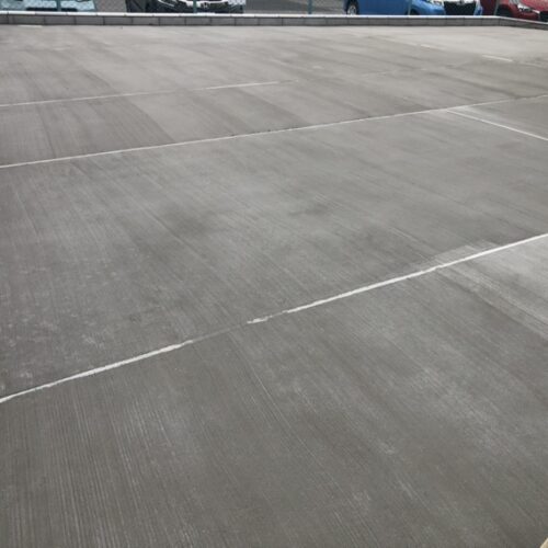 駐車場の土間コンクリートの養生となります。