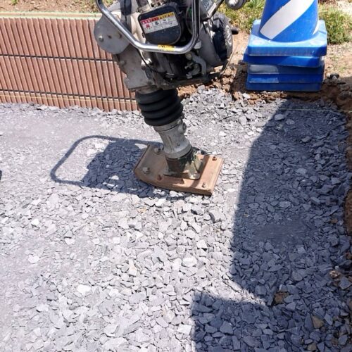 駐車場砕石の転圧です。