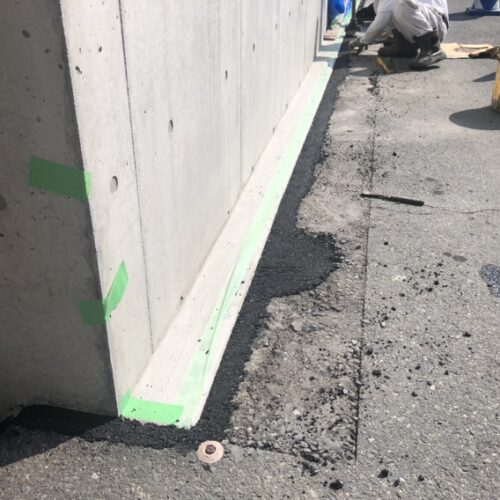 道路側のコンクリートの取り合いへのアスファルト舗装作業となります。