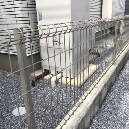 北側のフェンスの設置作業まで完了です。