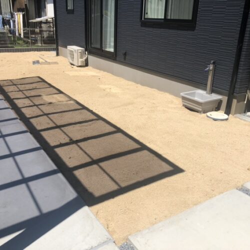 お庭への山砂の敷き入れ作業となります。