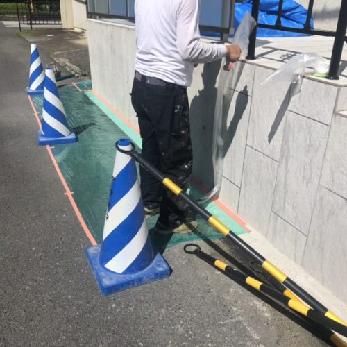 擁壁部分の塗装作業となります。廻りを養生してまずは塗装準備作業です。