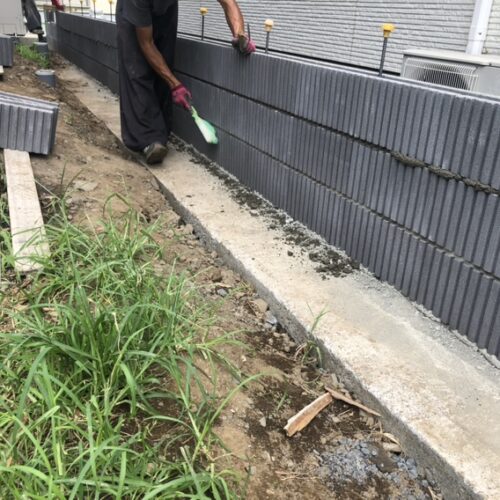 南側の境界ブロック積み作業となります。