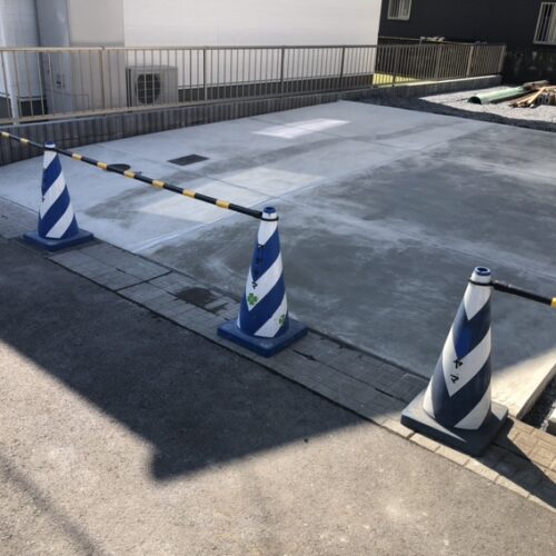 駐車場の土間コンクリートコンクリートの養生となります。