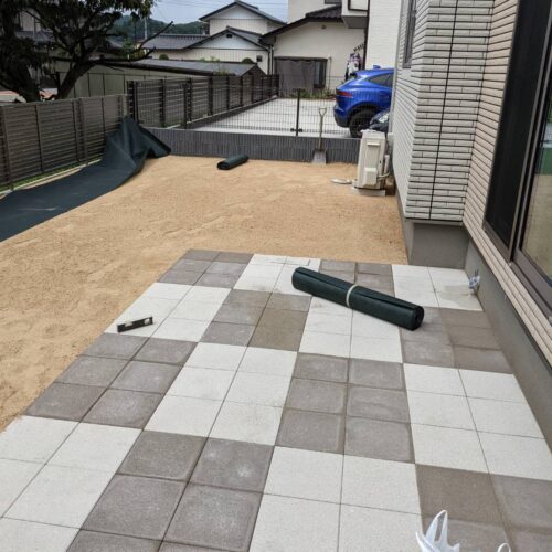 人工芝下地山砂です。