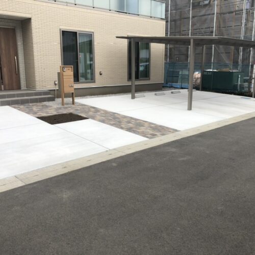 駐車場の土間コンクリートの養生完了です。