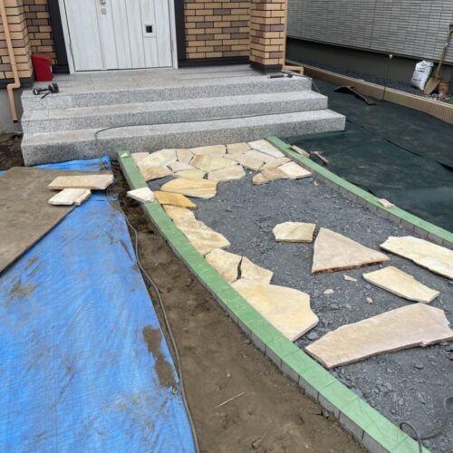 アプローチ乱貼り仮並べです。