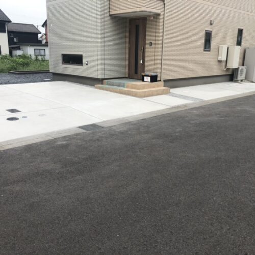 駐車場の土間コンクリートの養生完了です。