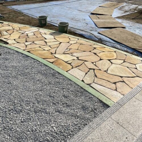 アプローチ乱貼り施工です。