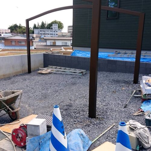 カーポート柱建てです。