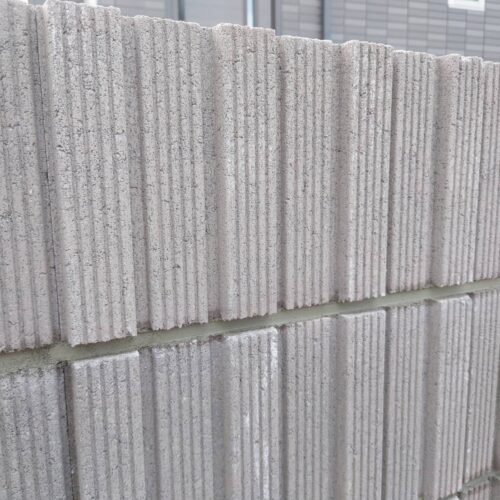 人工芝下地の山砂搬入作業となります。