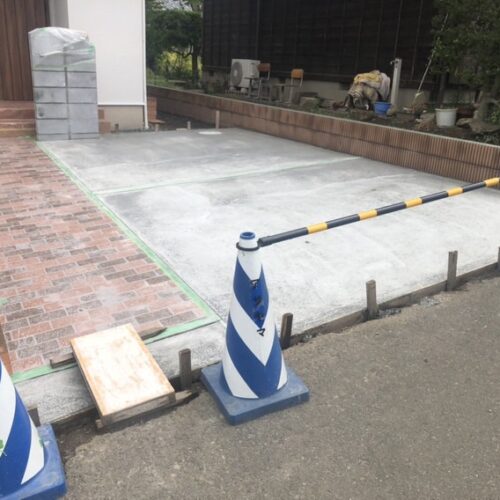 駐車場の土間コンクリートの養生となります。