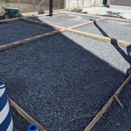 駐車場コンクリートの見切りインターロッキング施工です。