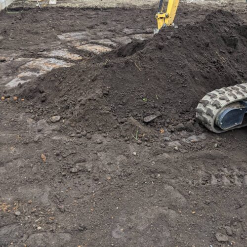 駐車場掘削です。