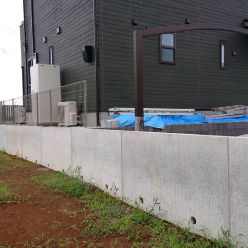 フェンス取り付けです。